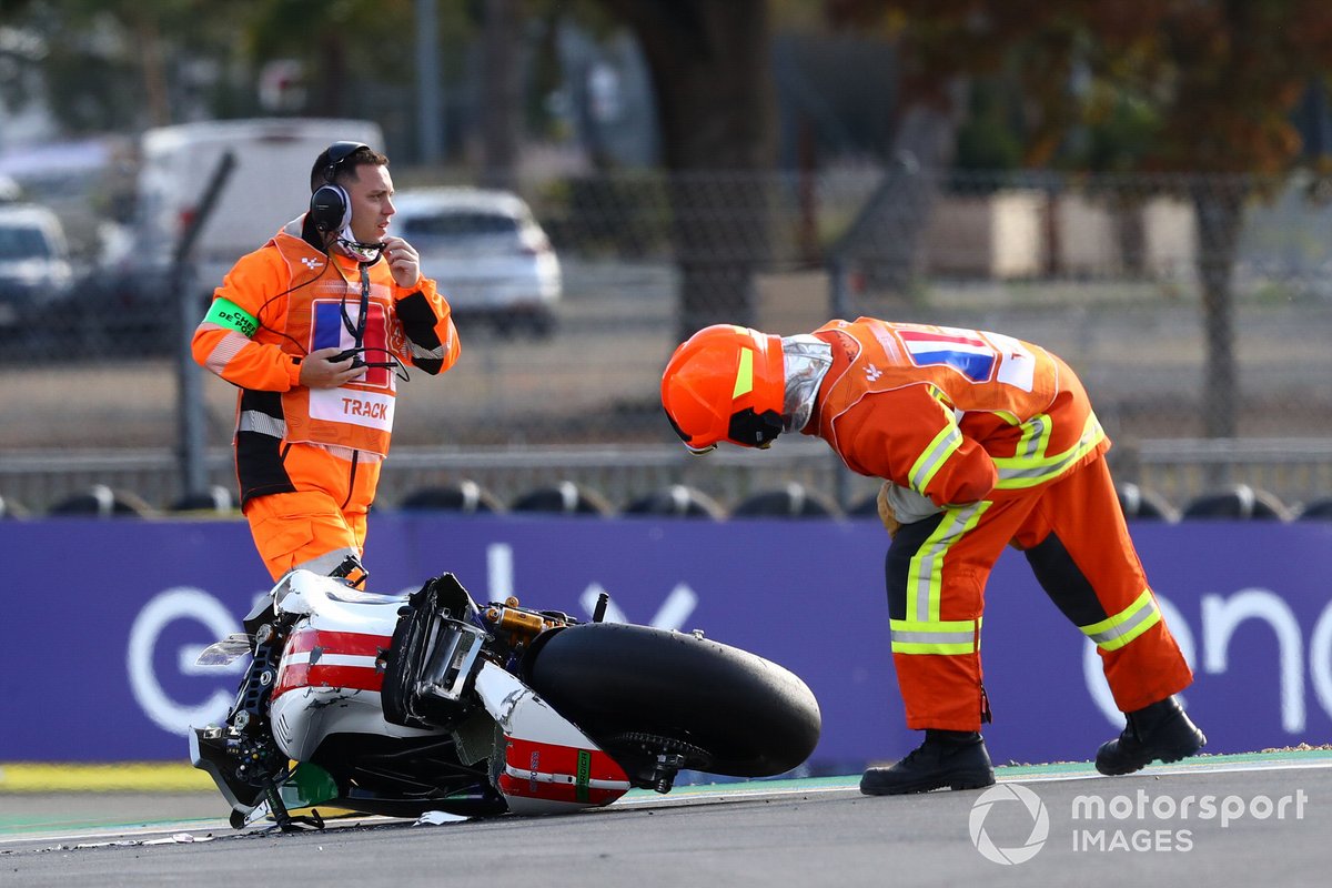 La moto de Mattia Casadei, Ongetta SIC58 Squadracorse después de la caída