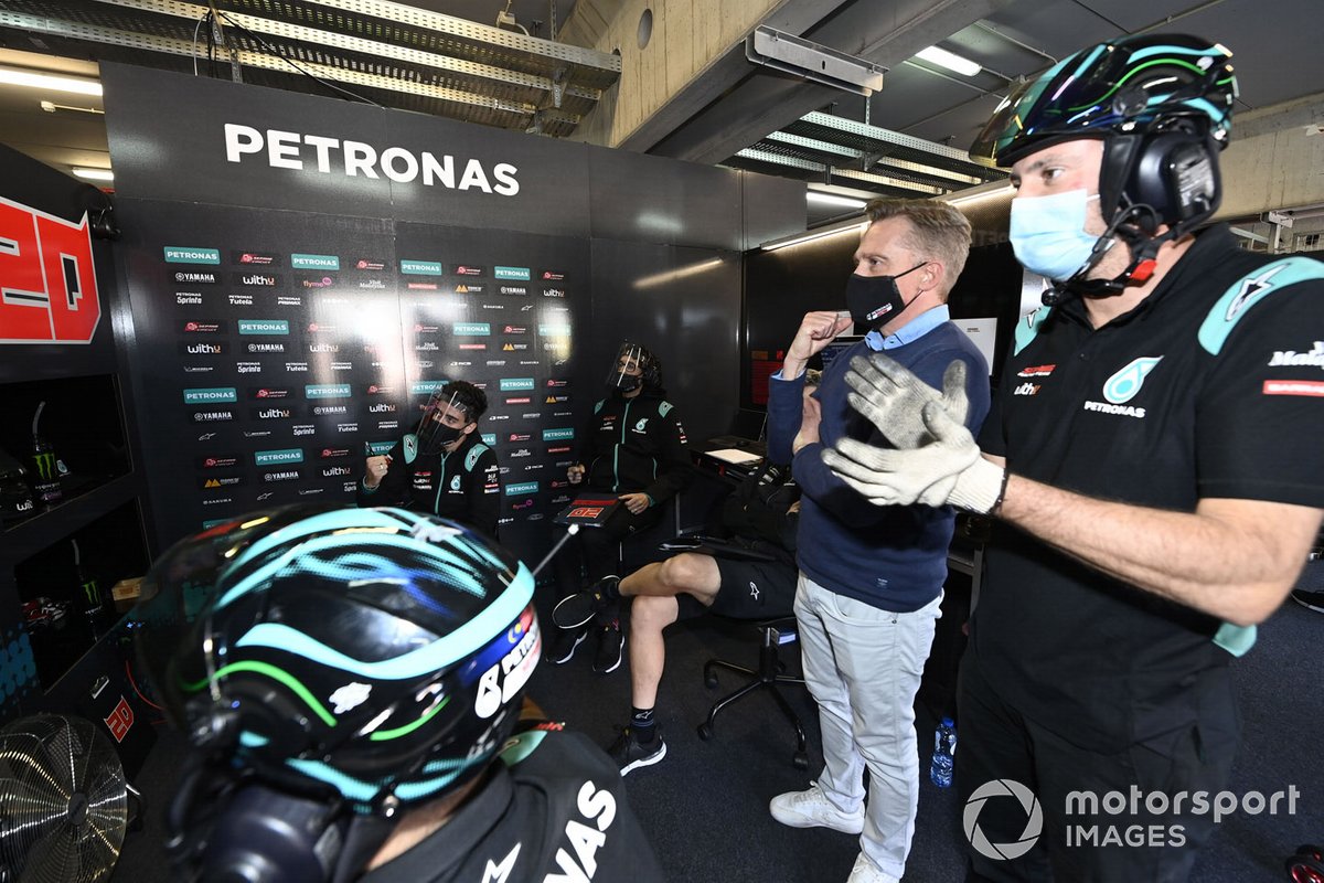 Atmósfera del garaje del equipo Petronas Yamaha