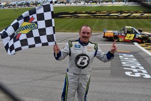 Race winner Brett Moffitt, GMS Racing, Chevrolet Silverado