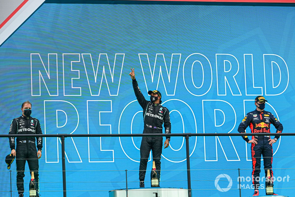Podio: ganador Lewis Hamilton, Mercedes F1 W11, consigue su victoria 92 en un Gran Premio, la mayor para cualquier piloto en la historia de la F1, con el segundo lugar Valtteri Bottas, Mercedes-AMG F1, y el tercer lugar Max Verstappen, Red Bull Racing