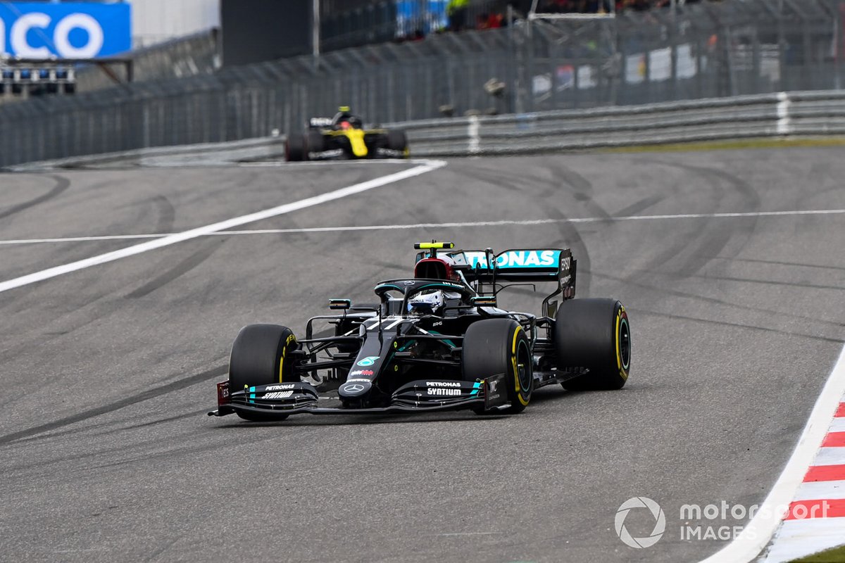 Valtteri Bottas, Mercedes F1 W11, Esteban Ocon, Renault F1 Team R.S.20
