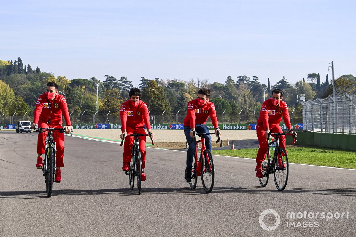 Charles Leclerc, Ferrari, percorre la pista in bicicletta con i compagni di squadra