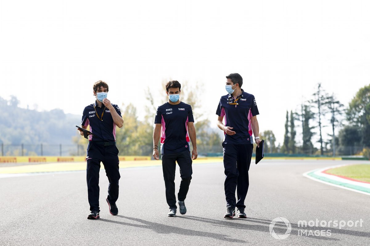 Sergio Perez, Racing Point, percorre il circuito con i colleghi