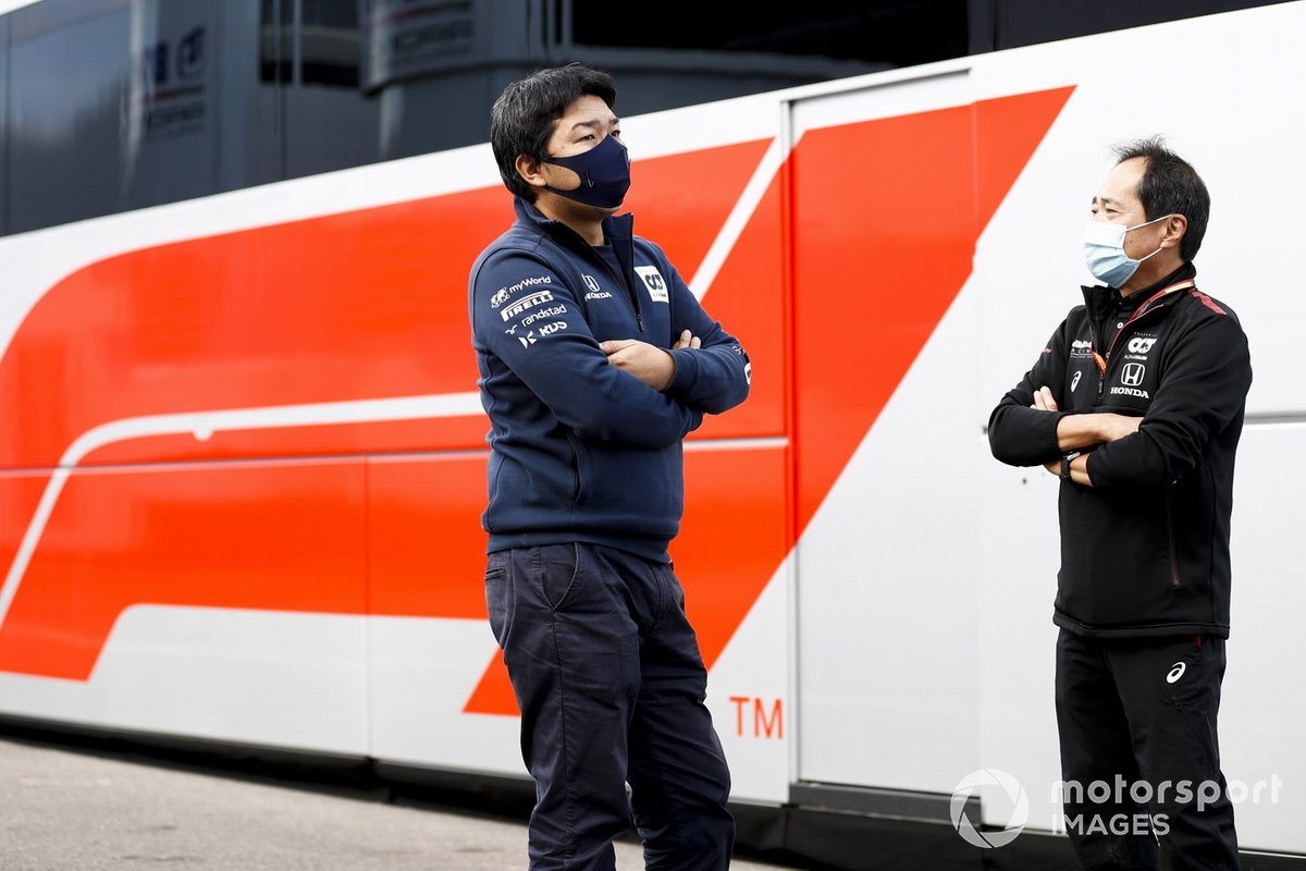 Toyoharu Tanabe, Director Técnico de Honda F1 y un ingeniero de AlphaTauri en el paddock