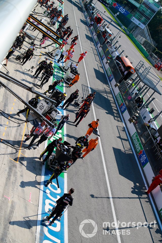 Mecánicos en pit lane