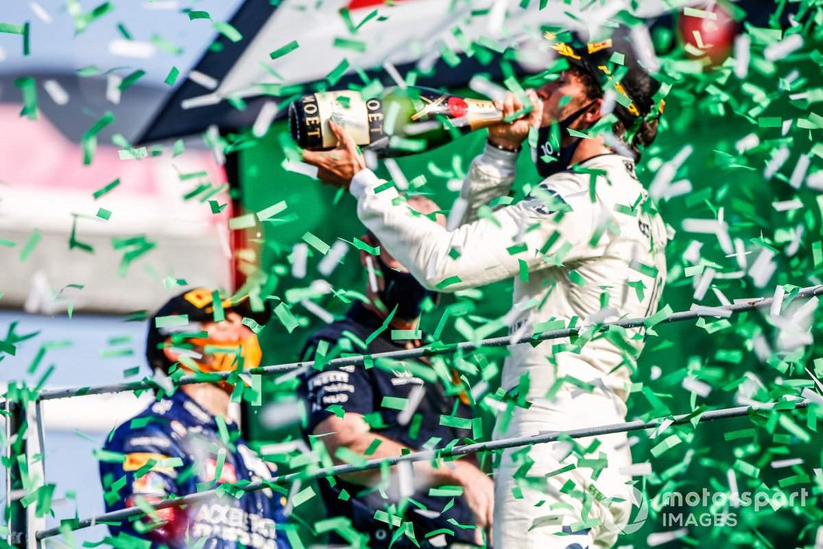 Pierre Gasly, AlphaTauri, primo classificato, festeggia la vittoria sul podio