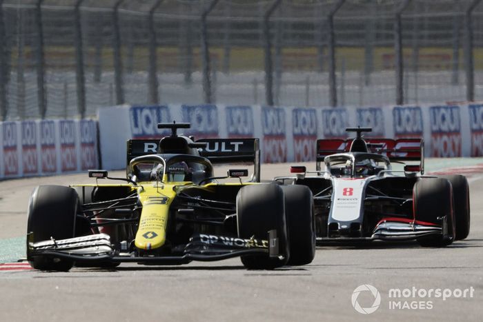 Daniel Ricciardo, Renault F1 Team R.S.20, Romain Grosjean, Haas VF-20