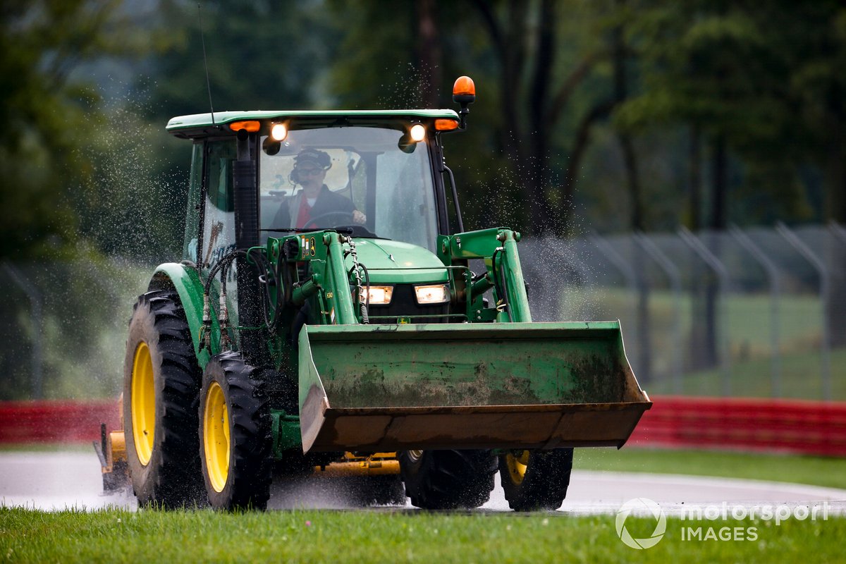 El tractor del equipo de seguridad despeja la pista en Mid-Ohio sobre mojado antes del comienzo de la clasificación