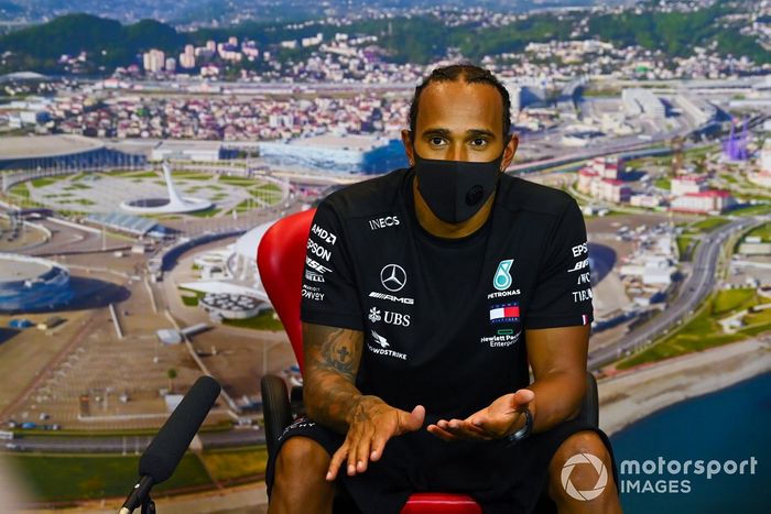 Lewis Hamilton, Mercedes-AMG F1, en la conferencia de prensa
