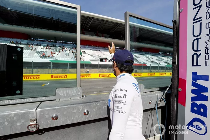 Sergio Perez, Racing Point waves to fans