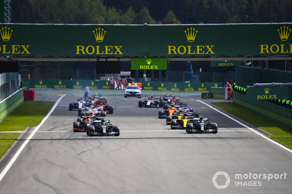 Lewis Hamilton, Mercedes F1 W11 Valtteri Bottas, Mercedes F1 W11 y Daniel Ricciardo, Renault F1 Team R.S.20 al inicio