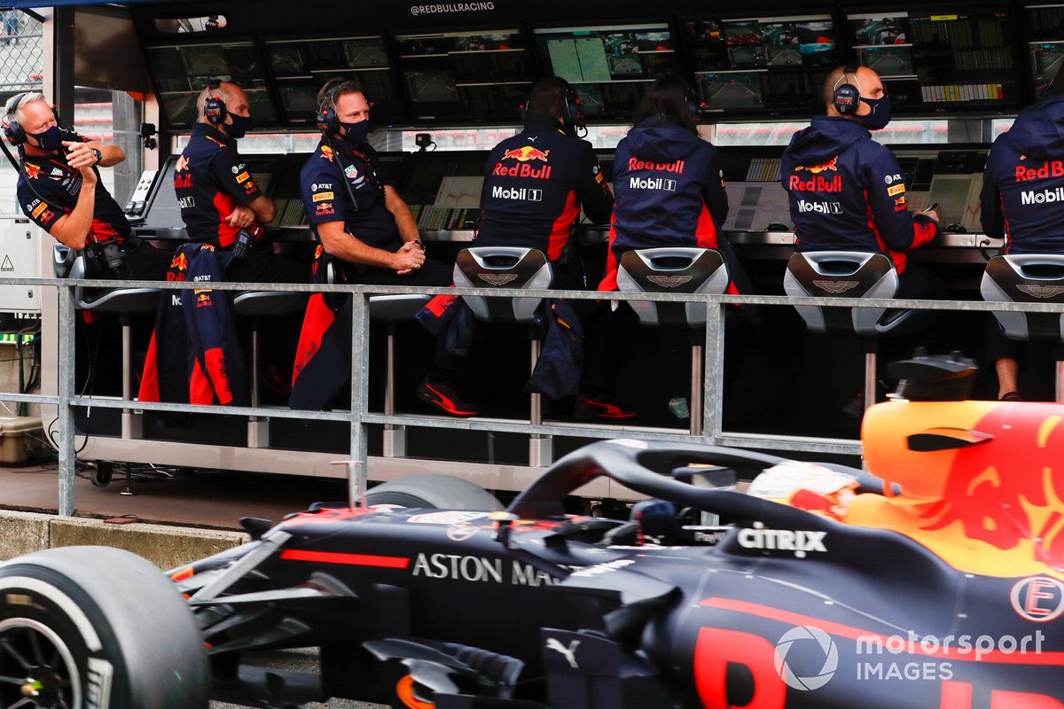 Макс Ферстаппен, Red Bull RB16, проезжает мимо мостика своей команды