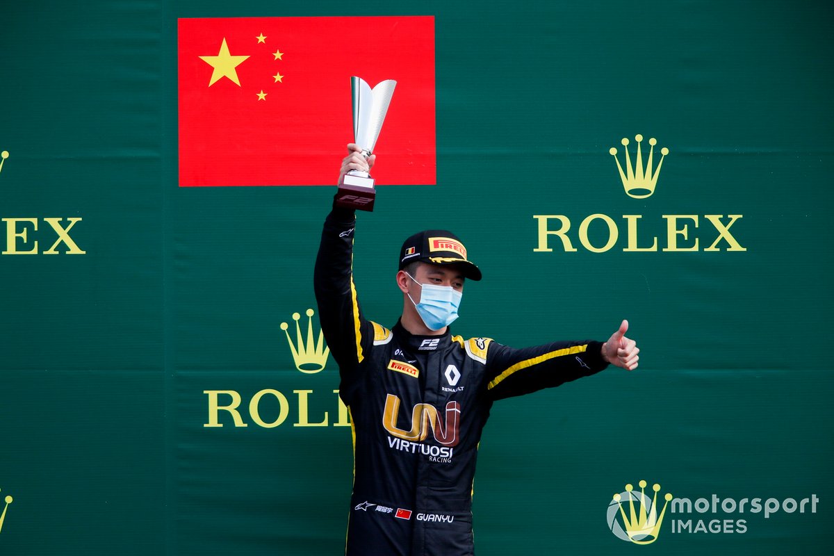 Mick Schumacher, Prema Racing, il vincitore Robert Shwartzman, Prema Racing e Guanyu Zhou, UNI-Virtuosi festeggia sul podio con lo champagne