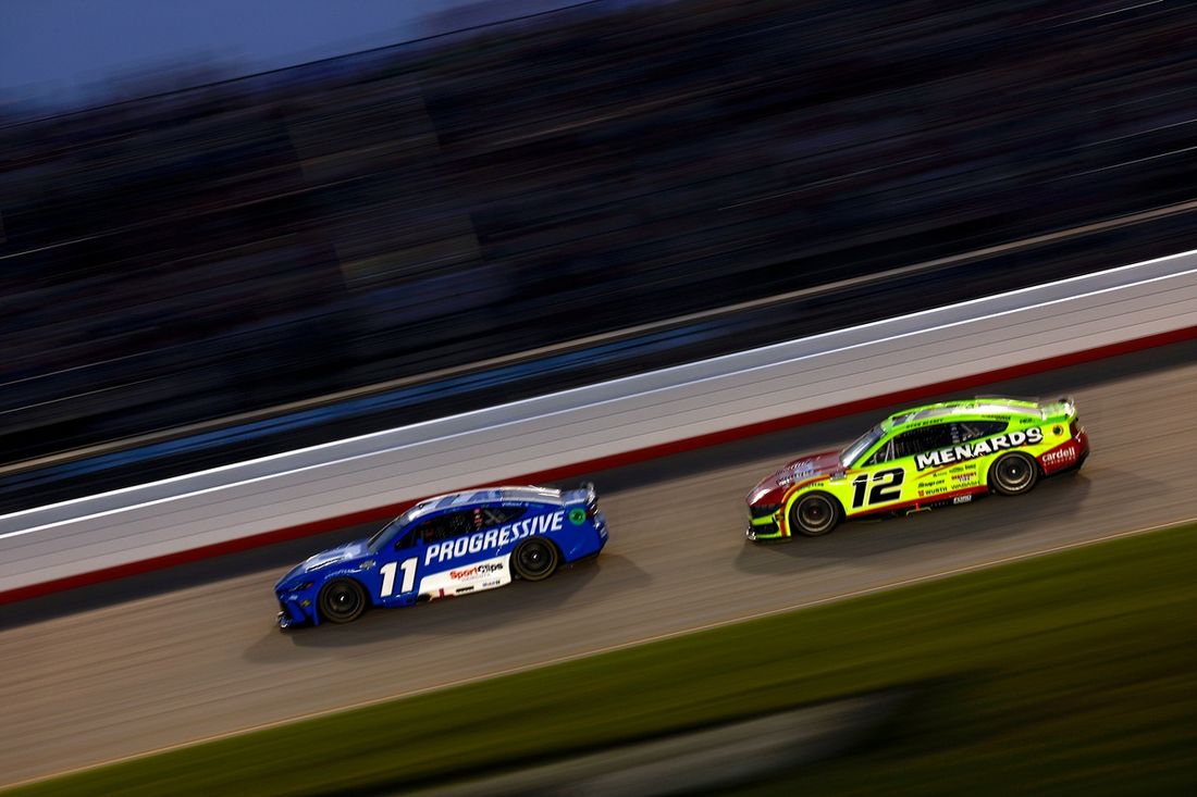 Denny Hamlin, Joe Gibbs Racing Toyota, Ryan Blaney, Team Penske Ford