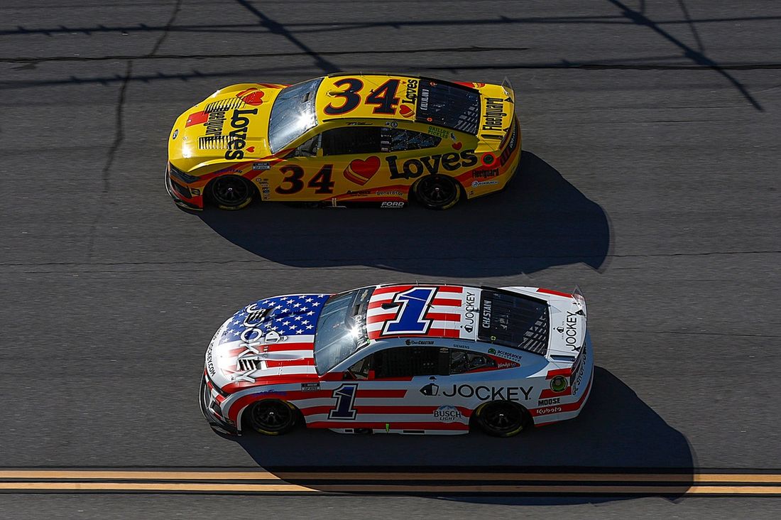 Todd Gilliland, Front Row Motorsports Ford, Ross Chastain, Trackhouse Racing Chevrolet