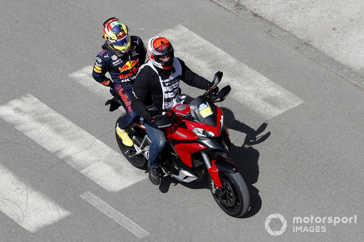 Sergio Pérez, Red Bull Racing, regresa a pits después de chocar