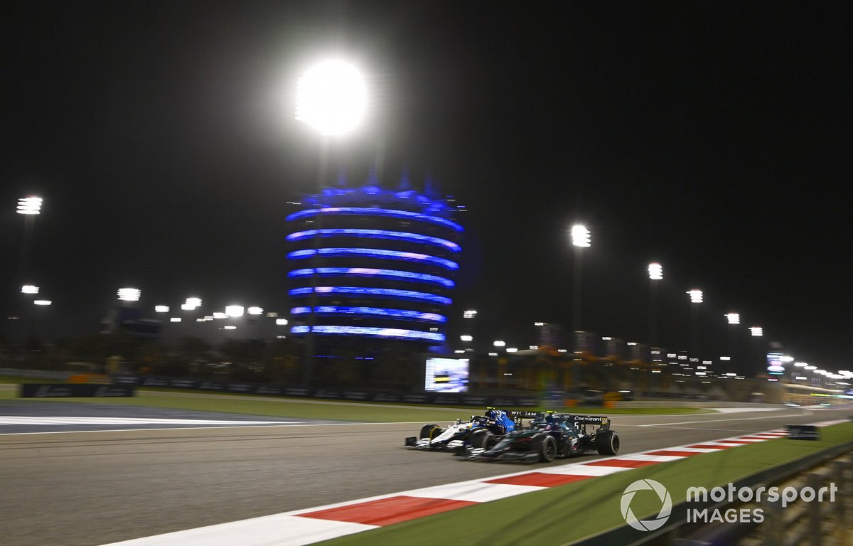 Sebastian Vettel, Aston Martin AMR21, Nicholas Latifi, Williams FW43B