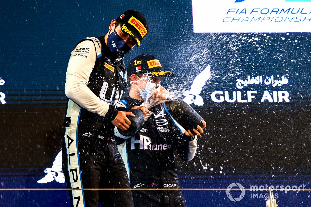 Podio: segundo lugar Guanyu Zhou, Uni-Virtuosi Racing, ganador Oscar Piastri, Prema Racing