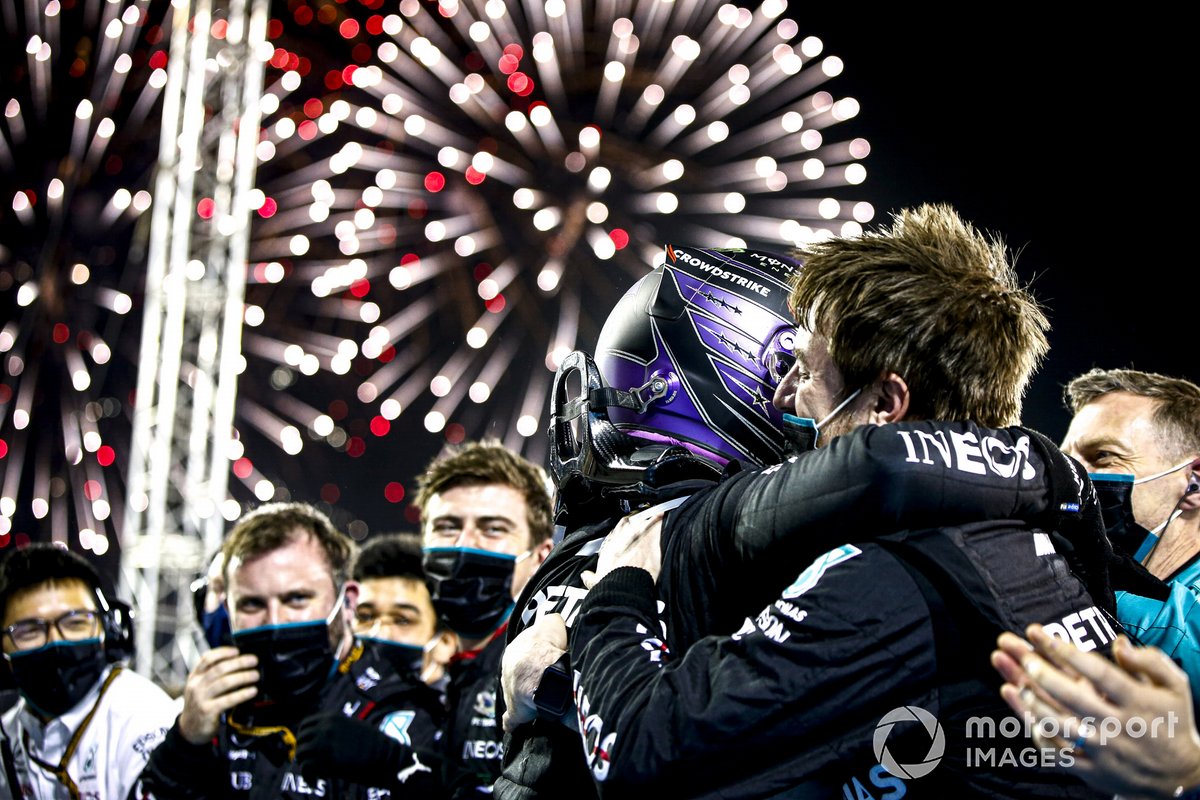 Ganador de la carrera Lewis Hamilton, Mercedes, celebra en Parc Ferme con el equipo