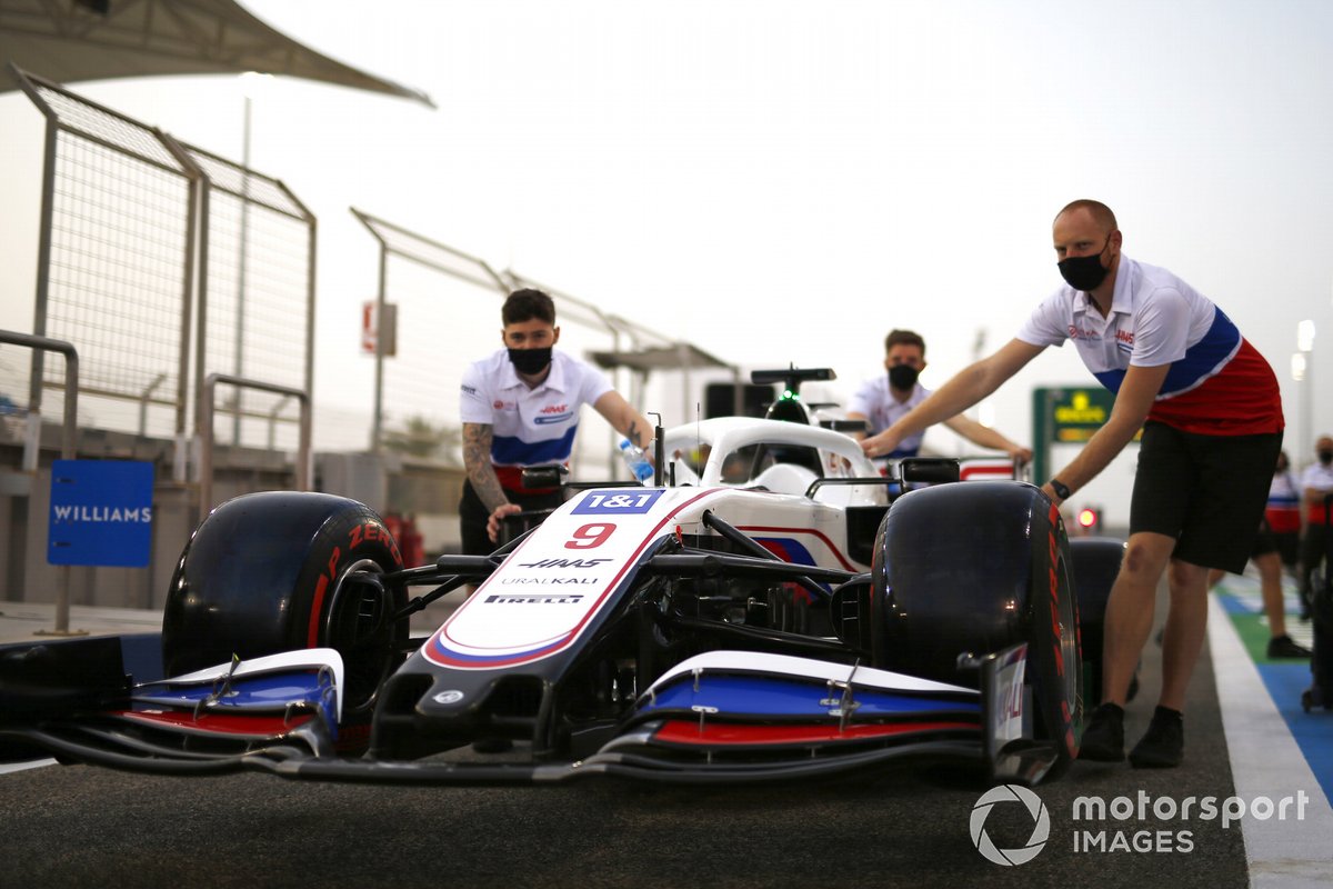 Los mecánicos empujan el VF-21 de Nikita Mazepin Haas en el pit lane
