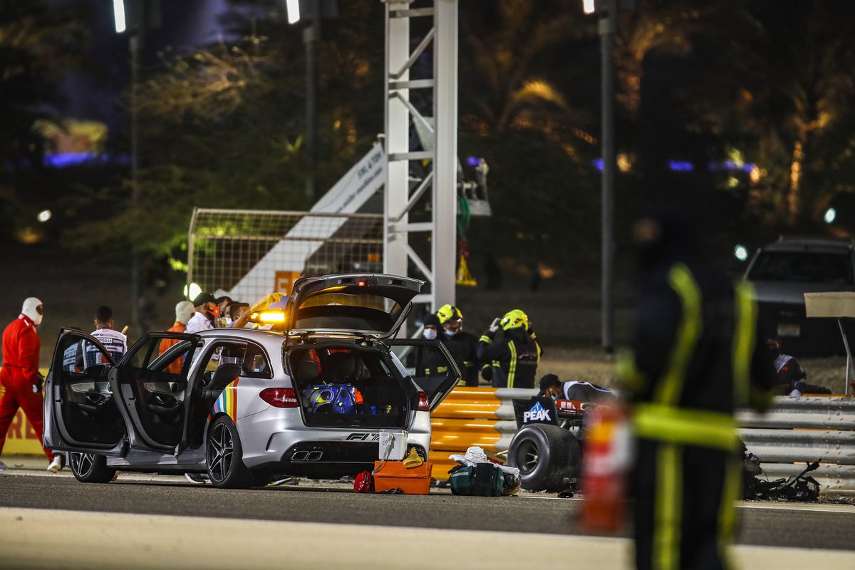 El coche médico al lado del circuito