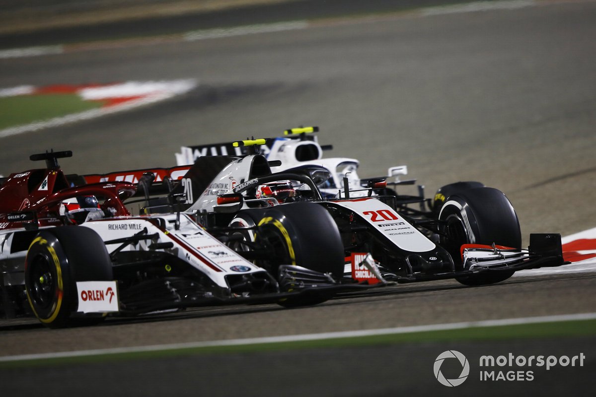 Nicholas Latifi, Williams FW43, in battaglia con Kevin Magnussen, Haas VF-20 e Kimi Raikkonen, Alfa Romeo Racing C39