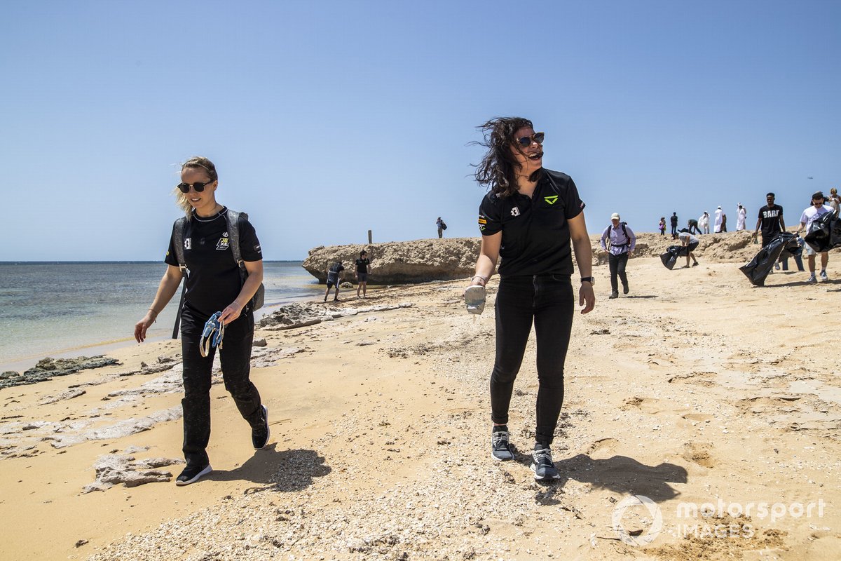 Mikaela Ahlin-Kottulinsky, JBXE Extreme-E Team, y Jamie Chadwick, Veloce Racing, limpian la playa