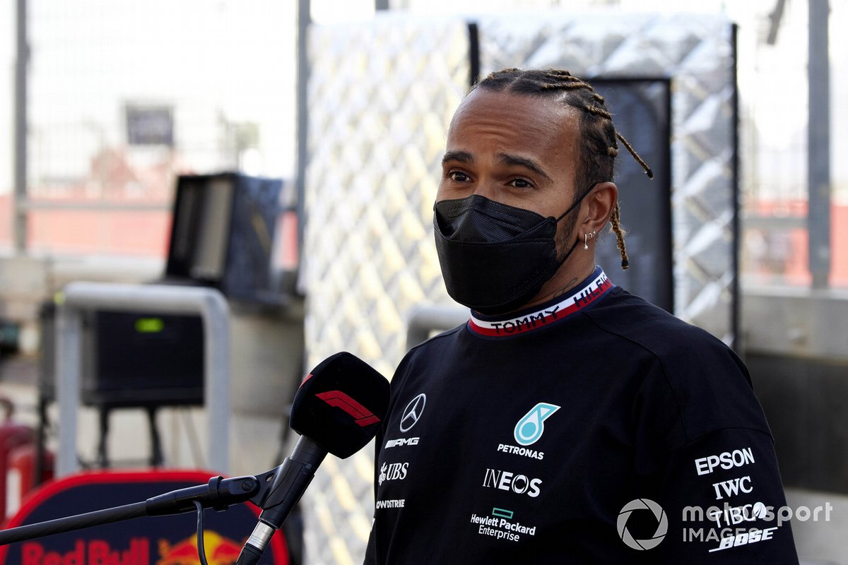 Lewis Hamilton, Mercedes, viene intervistato