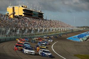 Brad Keselowski, Team Penske, Ford Mustang and Chris Buescher, Roush Fenway Racing, Ford Mustang lead the field