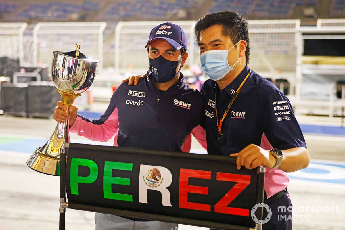 Ganador Sergio Pérez, Racing Point celebra con el equipo