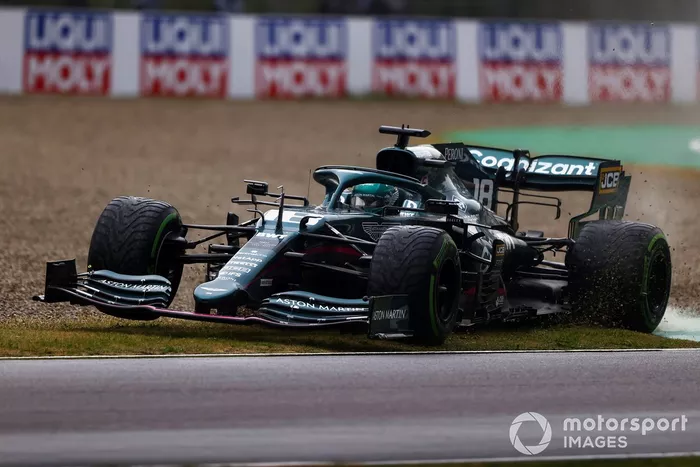 Lance Stroll, Aston Martin AMR21, en la grava