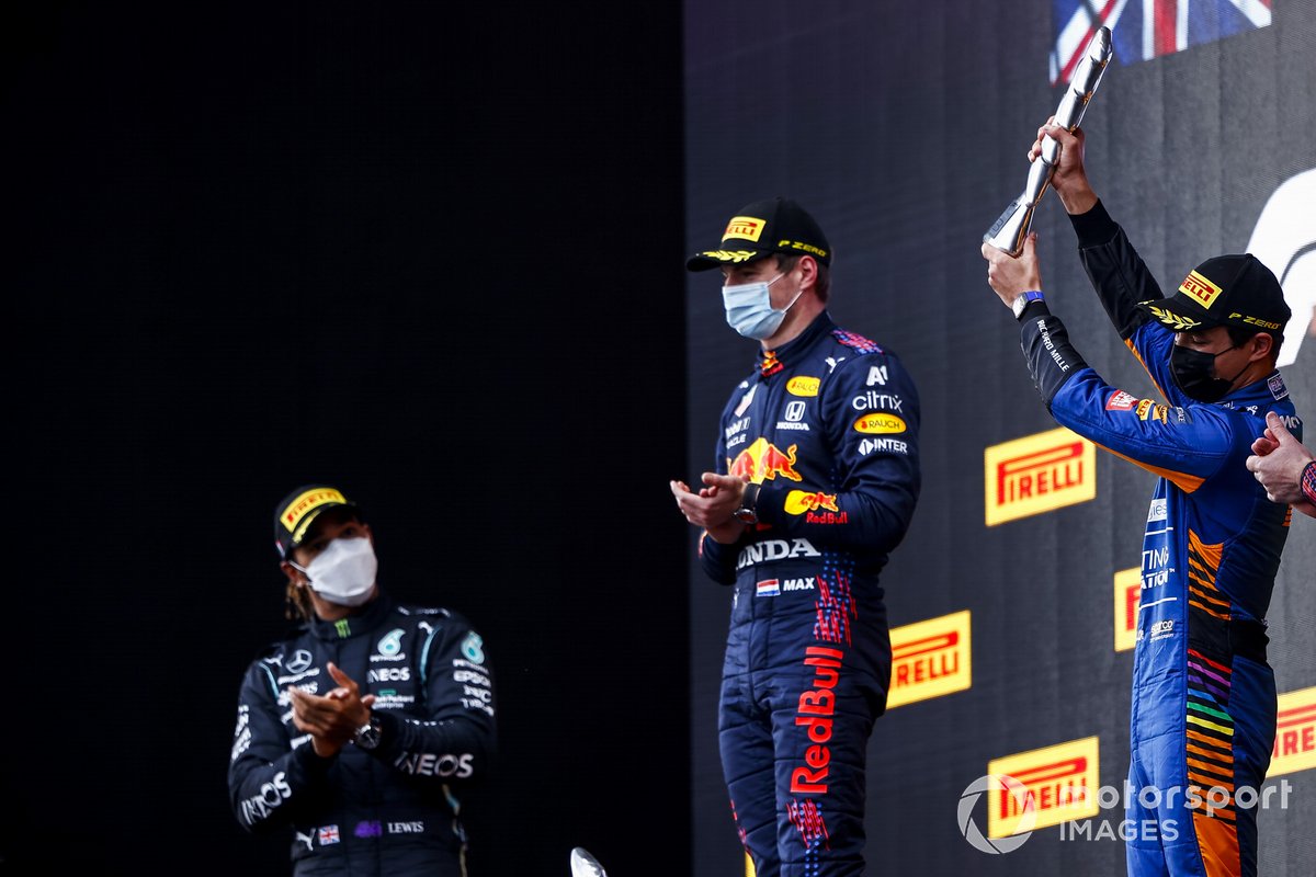 Podio: segundo lugar Lewis Hamilton, Mercedes, ganador Max Verstappen, Red Bull Racing, y el tercer lugar Lando Norris, McLaren