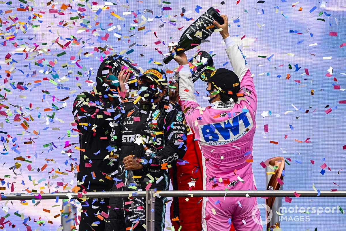 Podio: ganador y campeón del mundo Lewis Hamilton, Mercedes-AMG F1 con Toto Wolff, Director Ejecutivo Mercedes AMG, segundo lugar Sergio Pérez, Racing Point, y tercer lugar Sebastián Vettel, Ferrari