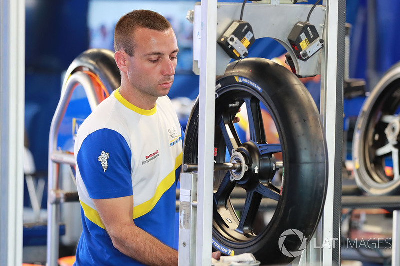 Un dipendente Michelin al lavoro
