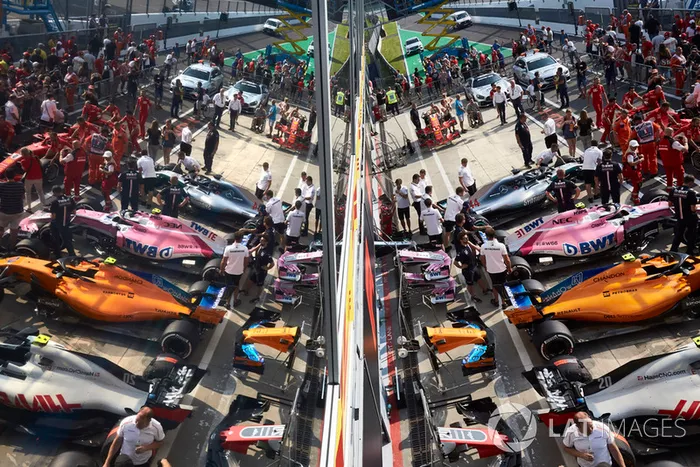 La atmósfera del Pit Lane, con el Lewis Hamilton Mercedes AMG F1 W09, Esteban Ocon Racing Point Force India VJM11, Lando Norris, McLaren MCL33 y Kevin Magnussen Haas F1 Team VF-18