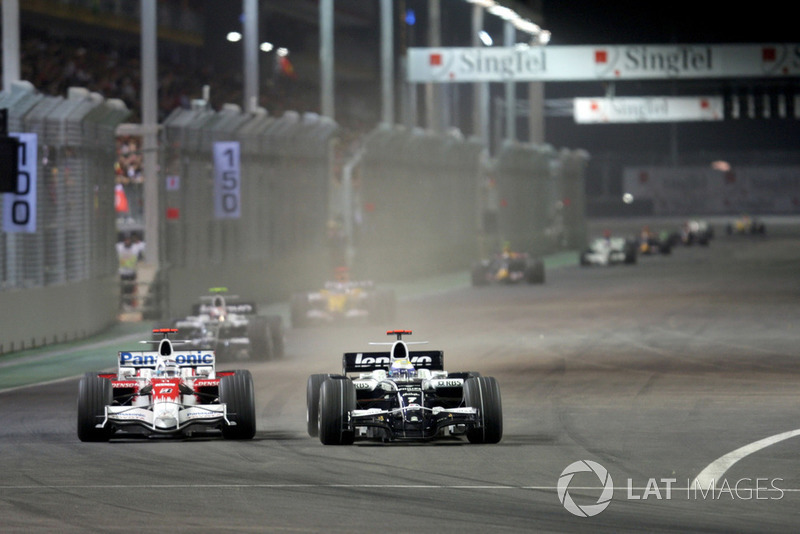 Nico Rosberg, Williams FW30 y Jarno Trulli, Toyota TF108