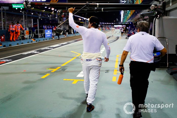Fernando Alonso, McLaren, saluda a la multitud desde el pit lane