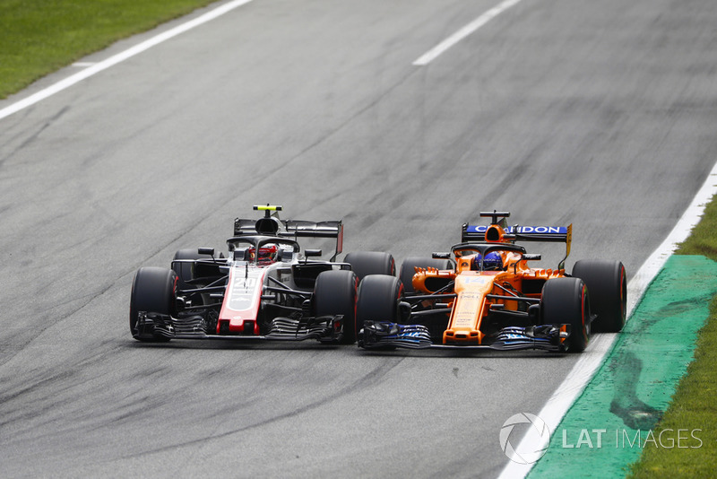 Kevin Magnussen, Haas F1 Team VF-18, y Fernando Alonso, McLaren MCL33, rueda a rueda