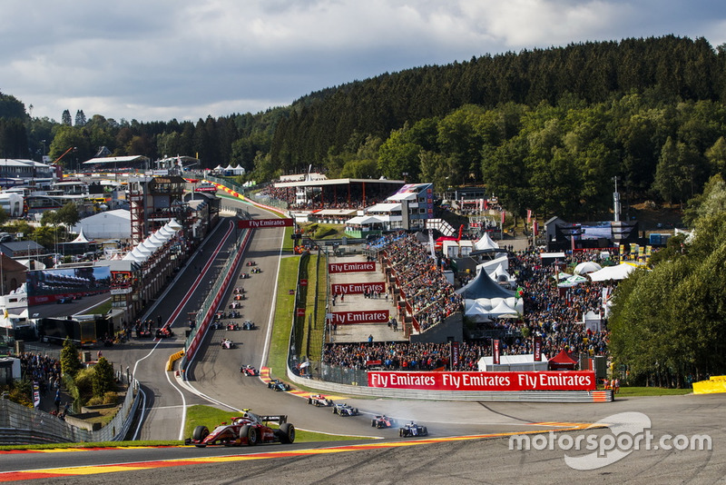 Nyck De Vries, PREMA Racing, leads Sergio Sette Camara, Carlin and the rest of the field at the start of the race
