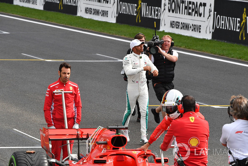 Le poleman Lewis Hamilton, Mercedes AMG F1, dans le parc fermé