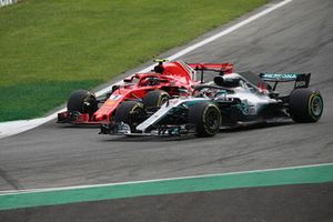 Lewis Hamilton, Mercedes AMG F1 W09, Kimi Raikkonen, Ferrari SF71H