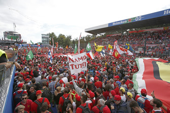 Fans bij het podium