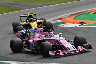 Sergio Perez, Racing Point Force India VJM11 ve Carlos Sainz Jr., Renault Sport F1 Team R.S. 18