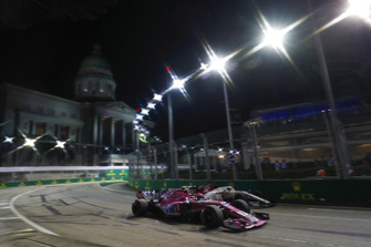 Esteban Ocon, Racing Point Force India VJM11, passeert Marcus Ericsson, Sauber C37