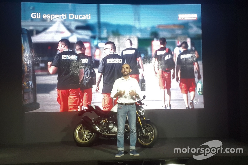 Foto di gruppo con Claudio Domenicali, AD Ducati Motor Holding, sul palco con la Ducati Monster 25esimo Anniversario