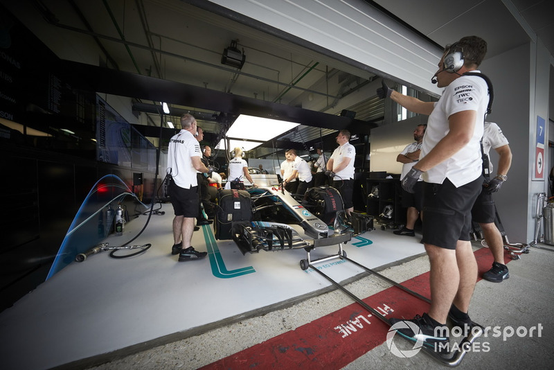 Un mécanicien signale à ses équipiers qu'ils peuvent faire sortir Lewis Hamilton, Mercedes AMG F1 W09