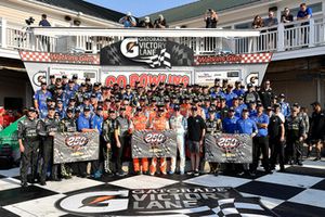 Il vincitore Chase Elliott, Hendrick Motorsports, Chevrolet Camaro SunEnergy1 festeggia la 250esima vittoria per la Hendrick Motor Sports