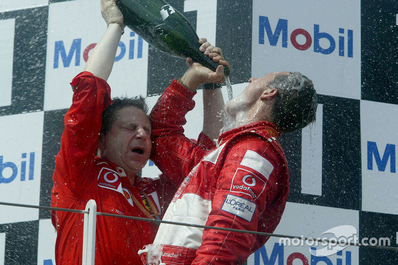 Podium : le vainqueur Michael Schumacher, Ferrari, fête la victoire et le titre avec Jean Todt, Ferrari