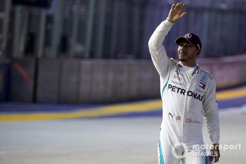 Lewis Hamilton: “Estou exausto. Foi uma corrida dura. Parece que foi a corrida mais longa da minha vida. Fico feliz que ela tenha acabado. Max me deu uma boa luta, mas que dia, que fim de semana! Me sinto superabençoado.”