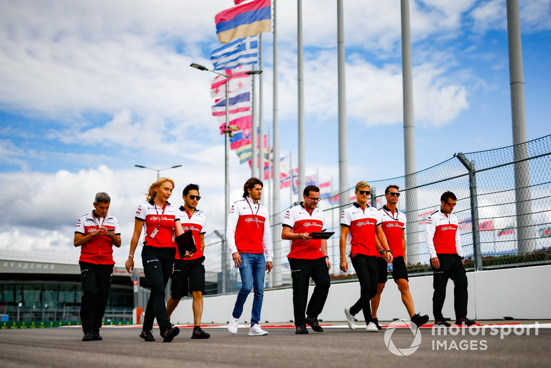 Marcus Ericsson, Sauber and Antonio Giovinazzi, Sauber, walks the track